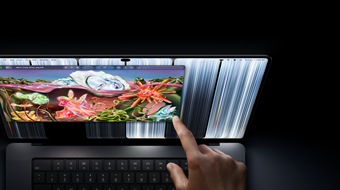 MacBook Pro mit PROLED XDR Display, Farbe Space Schwarz, eine Person ändert mit ihrem Finger die Größe eines Fensters auf dem Display